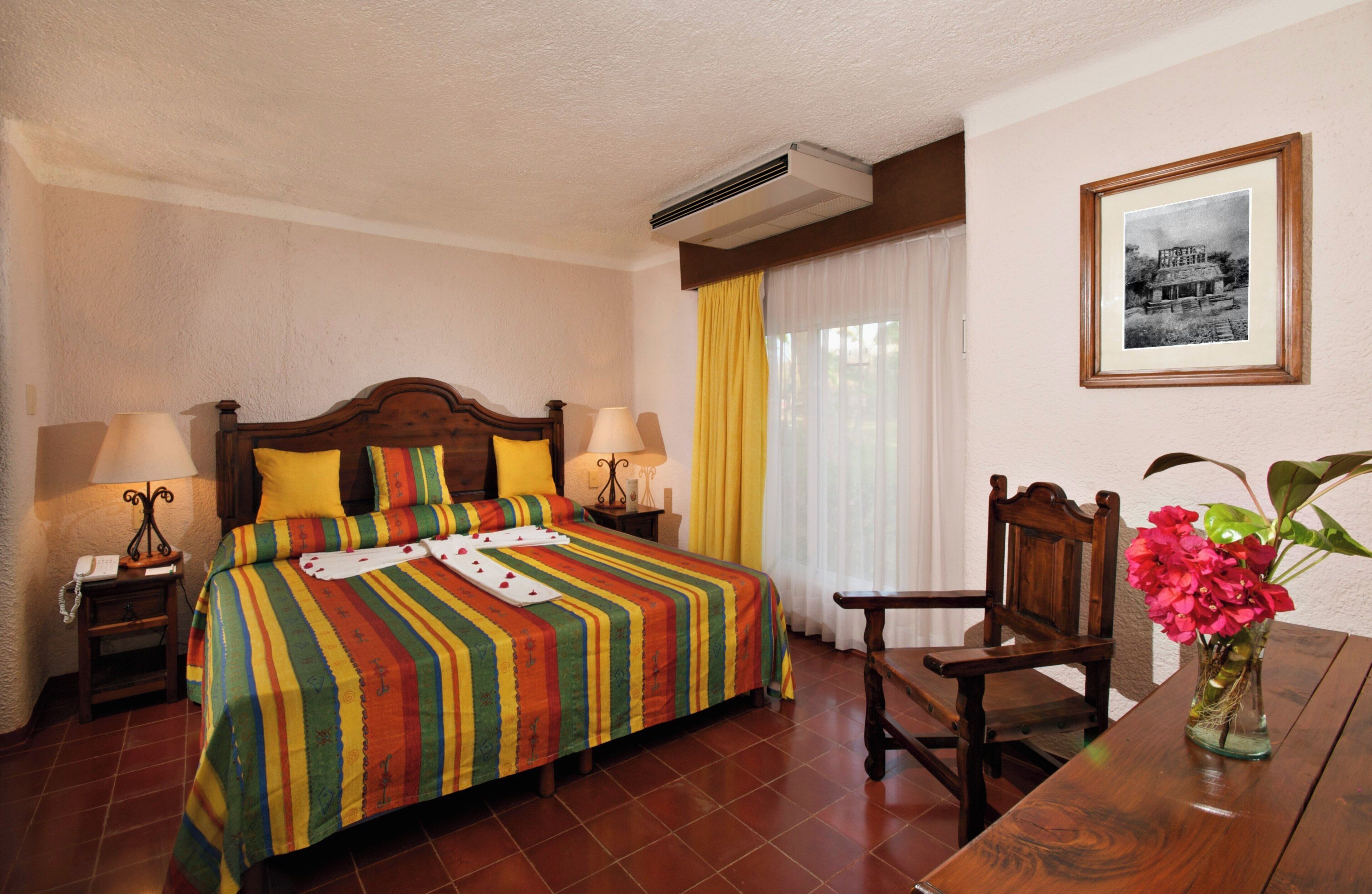 家庭套房 | 客房内保险箱、办公桌、床单