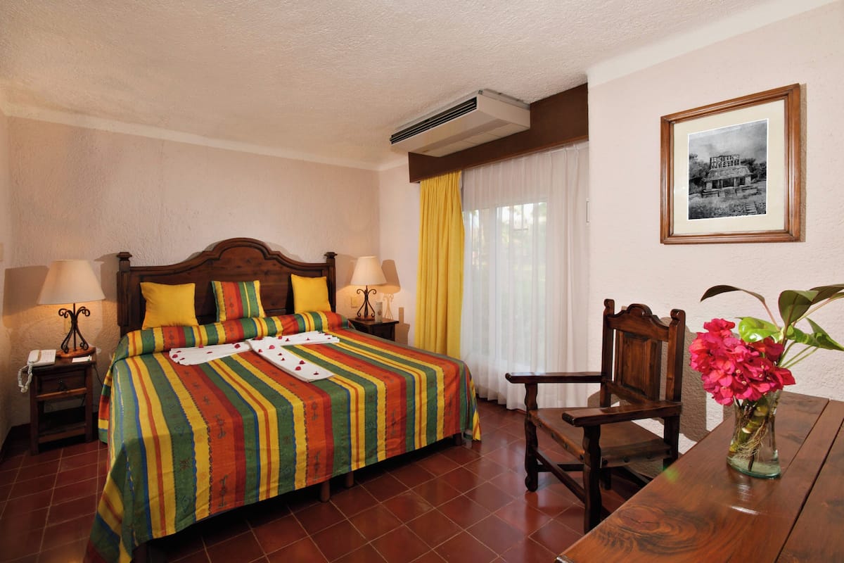 Family Suite | In-room safe, desk, bed sheets