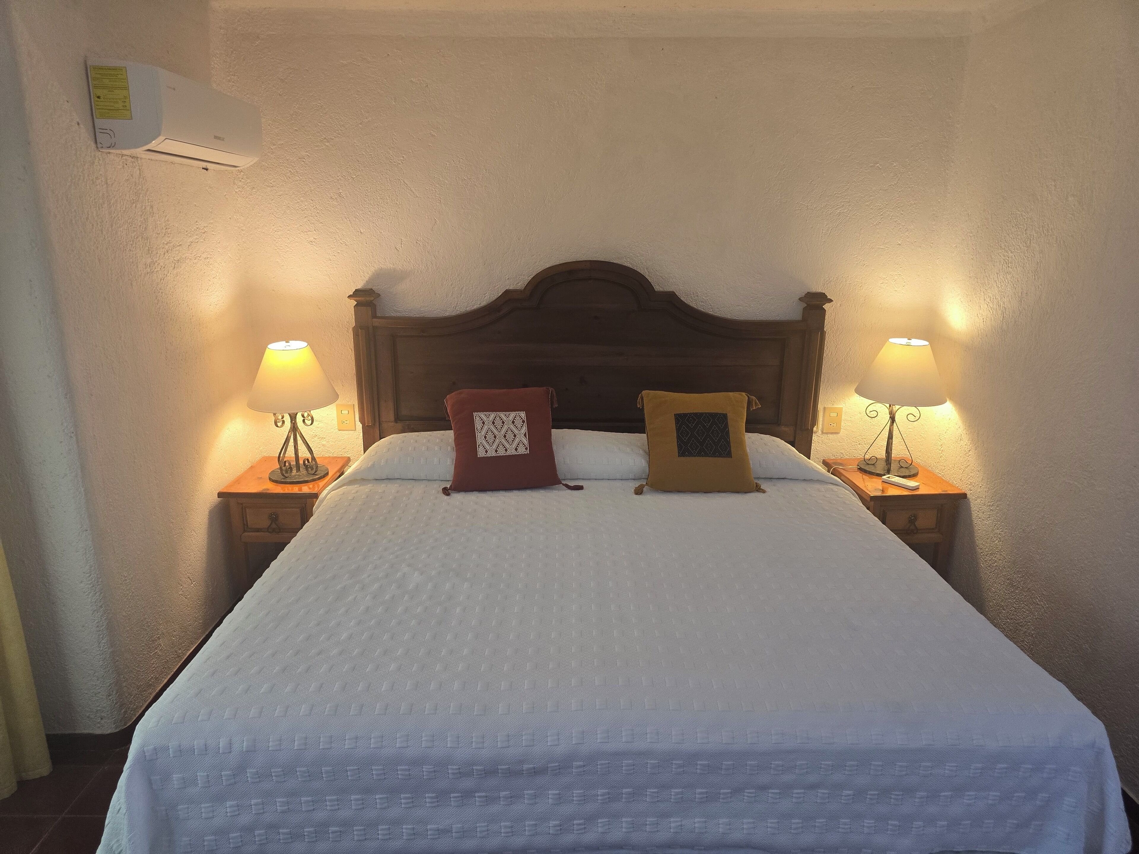 In-room safe, desk, bed sheets