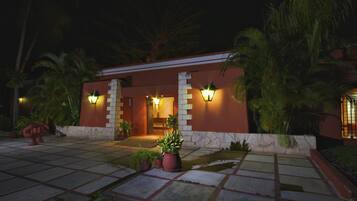 Fachada de la propiedad por la tarde o noche