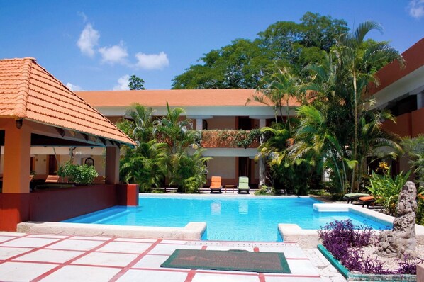 Outdoor pool, pool umbrellas, sun loungers