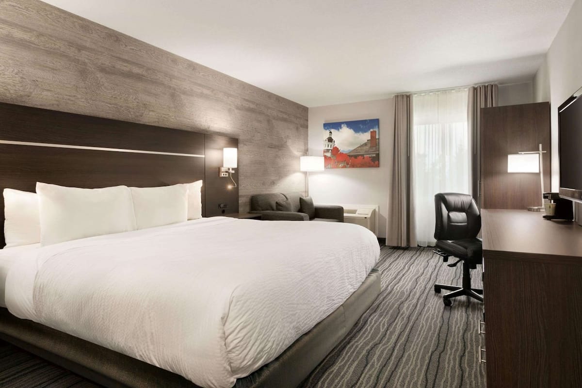 Premium bedding, pillow-top beds, in-room safe, desk