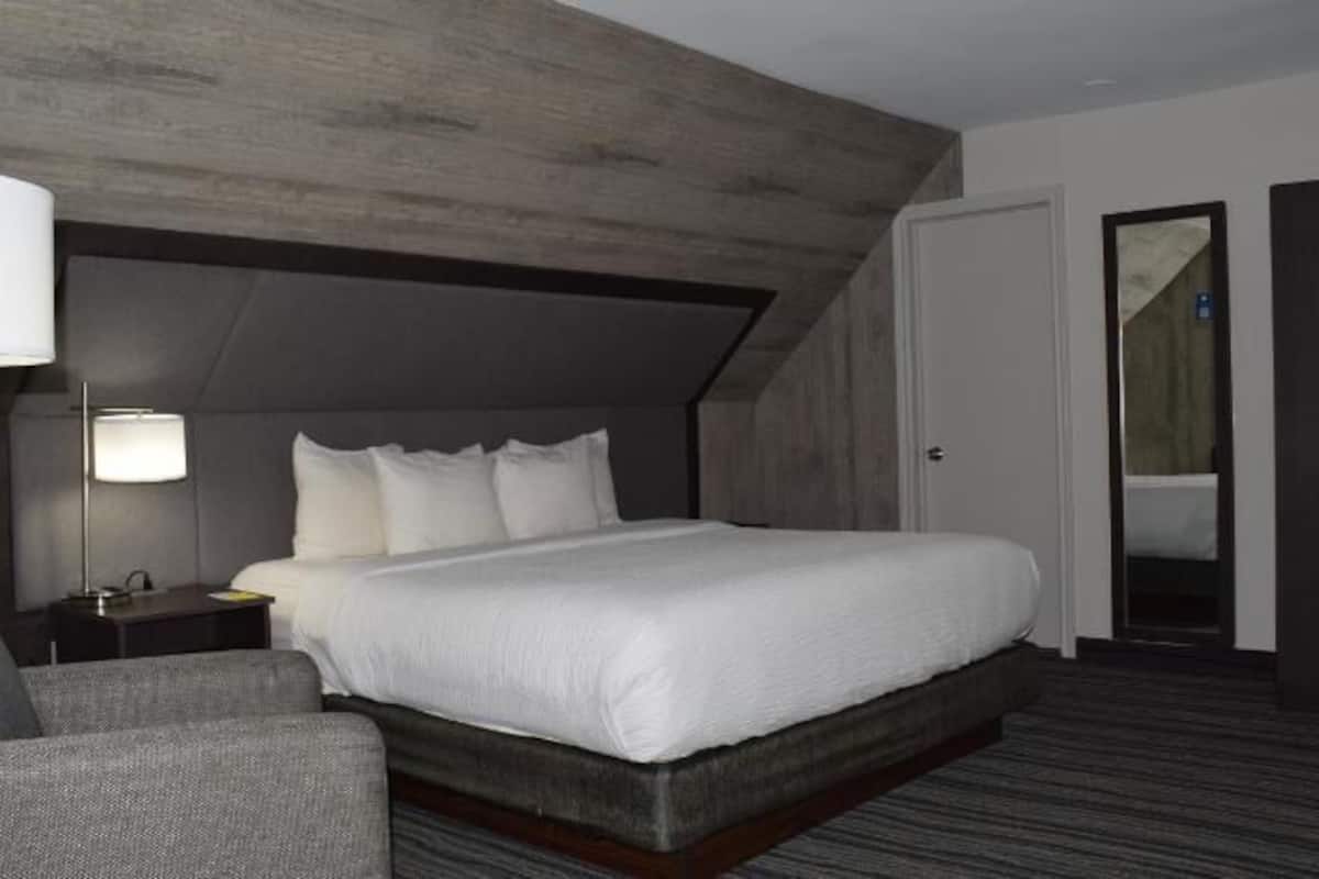 Premium bedding, pillow-top beds, in-room safe, desk