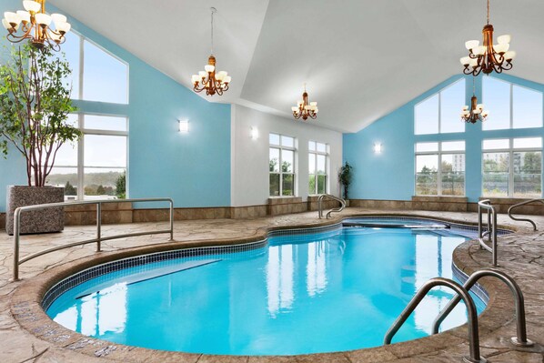 Indoor pool - Days Inn by Wyndham Kingston (Kingston)