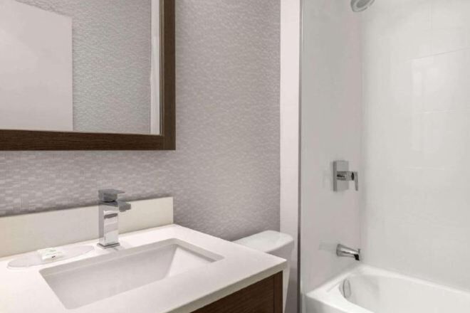 Combined shower/tub, hair dryer, towels