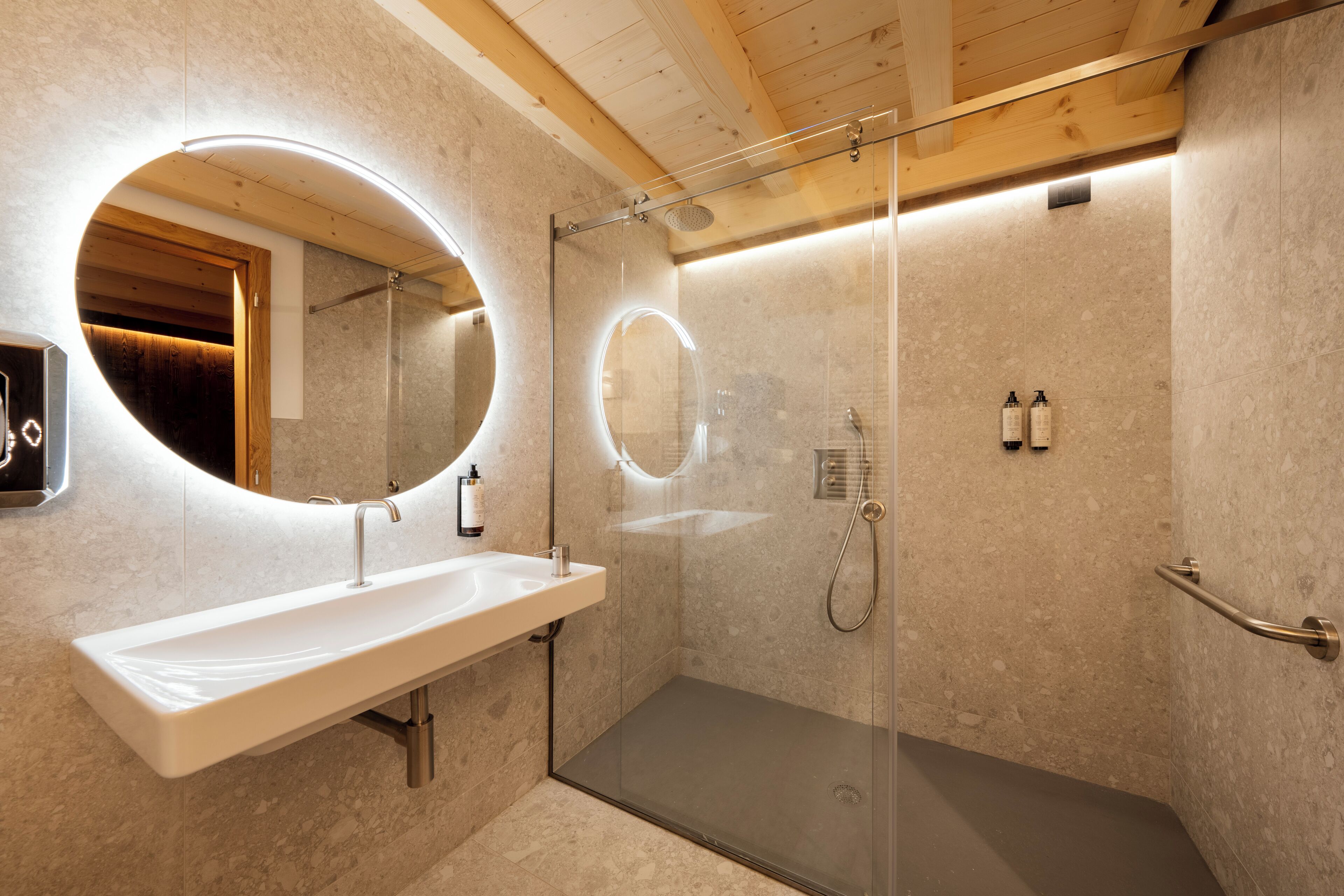 Articles de toilette gratuits, sèche-cheveux, bidet, serviettes fournies