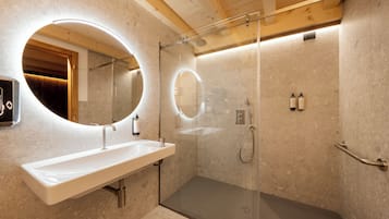 Articles de toilette gratuits, sĂšche-cheveux, bidet, serviettes fournies