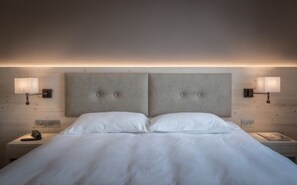 In-room safe, desk, laptop workspace, blackout curtains - Hotel Villa Argentina (Cortina d'Ampezzo)