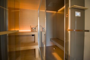 Habitación cuádruple Deluxe (Private Spa) | Caja fuerte, escritorio, espacio para trabajar con un portátil