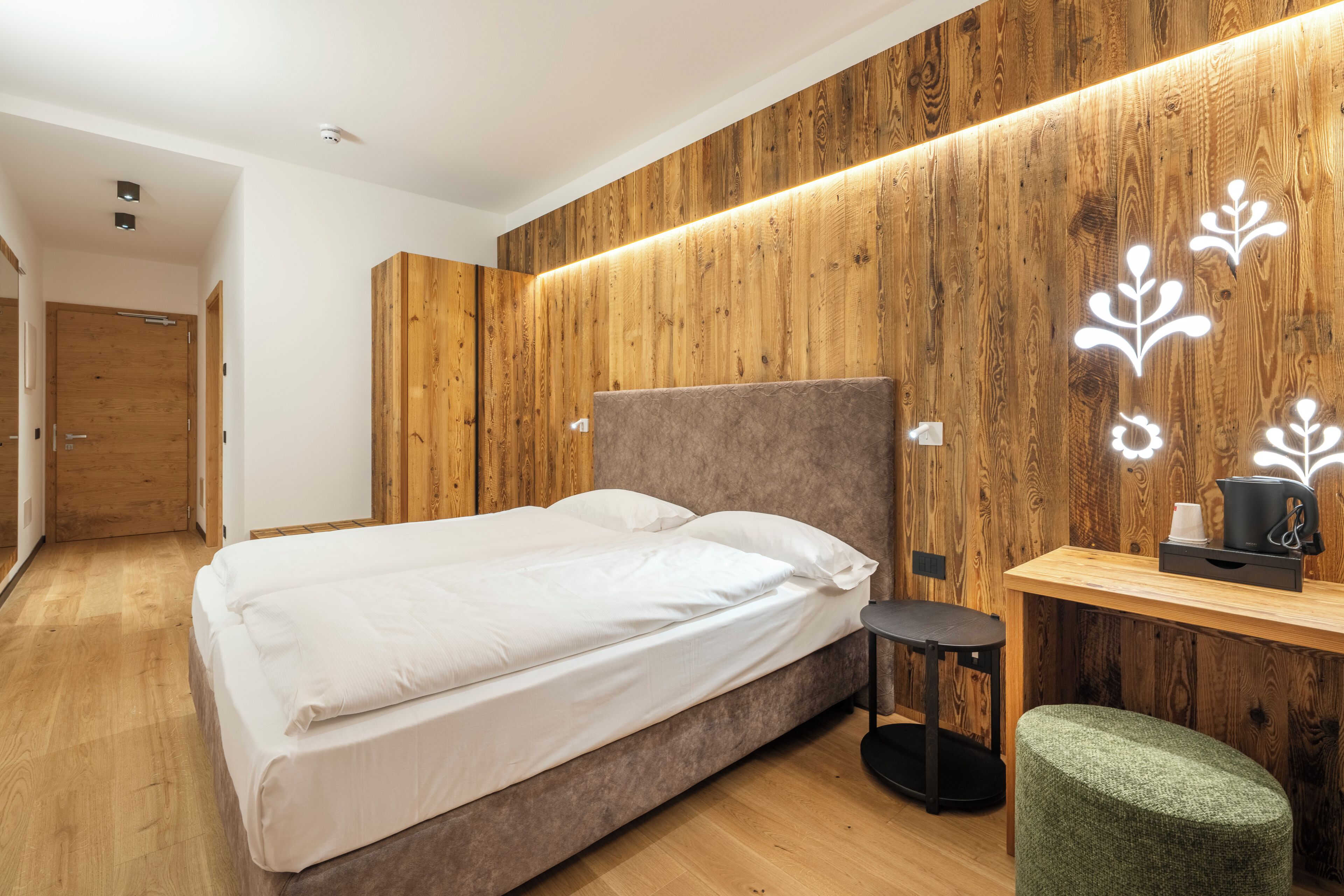 Zimmersafe, Schreibtisch, laptopgeeigneter Arbeitsplatz