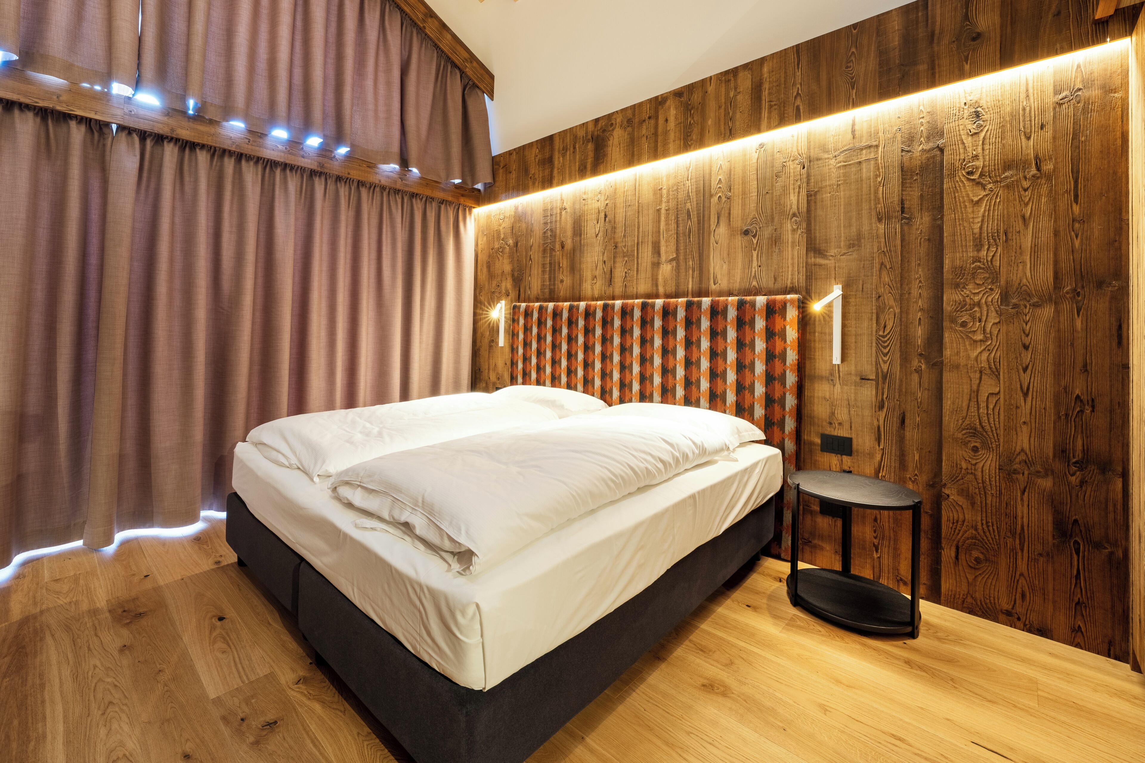 Zimmersafe, Schreibtisch, laptopgeeigneter Arbeitsplatz