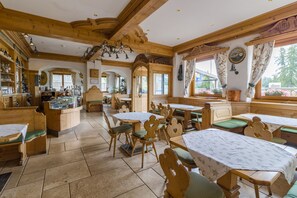 供應早餐、午餐和晚餐，義大利料理