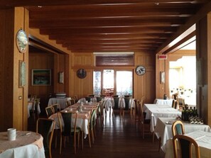 Se sirven desayunos, almuerzos, cenas y cocina italiana 
