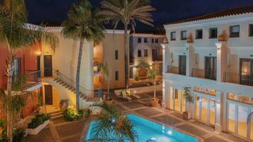 Innenpool, Außenpool (je nach Saison geöffnet), Sonnenschirme