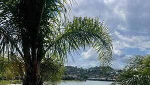 Deluxe Lakefront 1 bedroom  | Private kitchen | Coffee/tea maker, fridge, electric kettle, cookware/dishes/utensils - Bay of Palms (Elanora)
