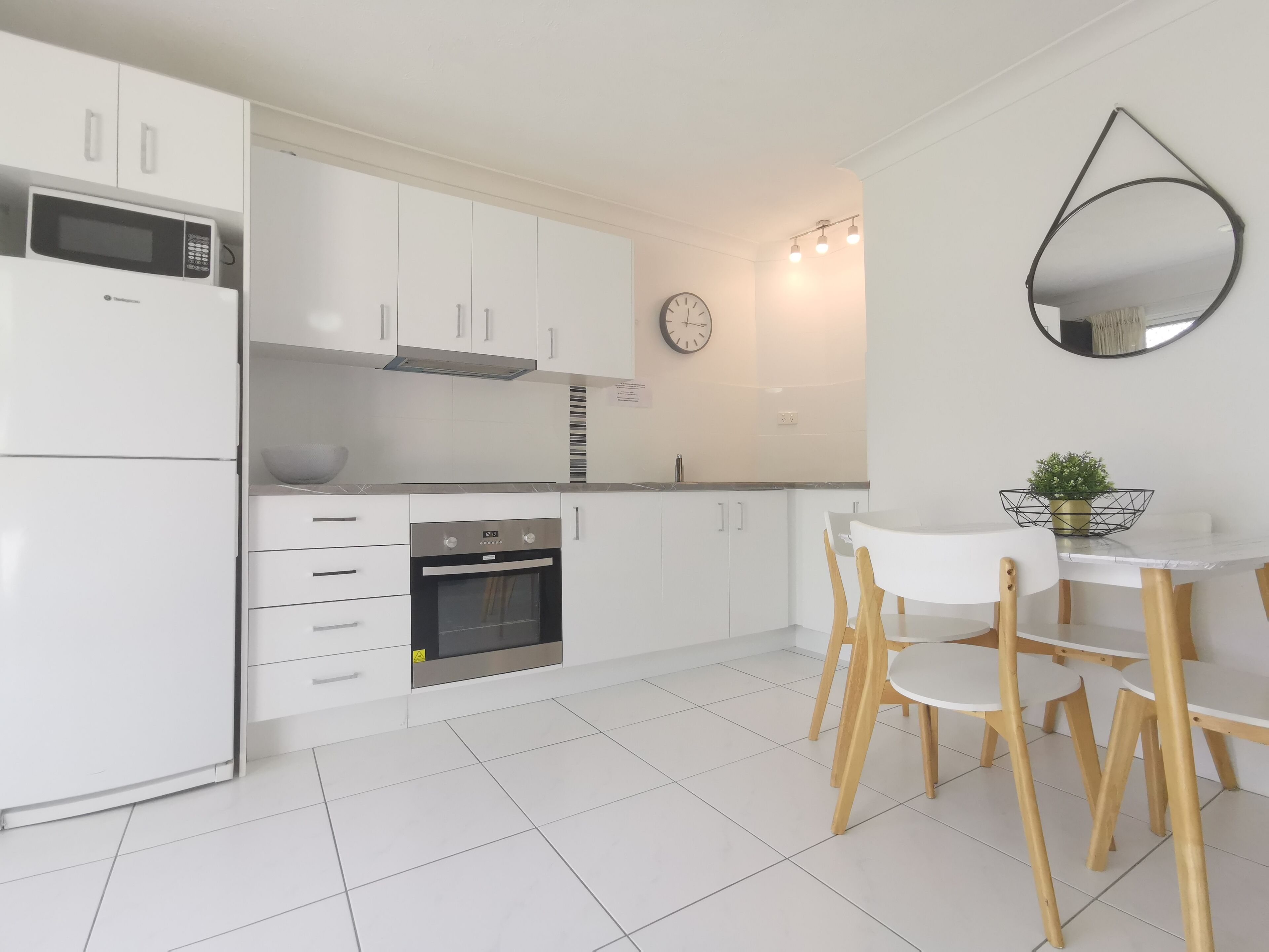 Kühlschrank, Wasserkocher mit Kaffee-/Teezubehör, Wasserkocher