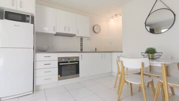 Kühlschrank, Wasserkocher mit Kaffee-/Teezubehör, Wasserkocher