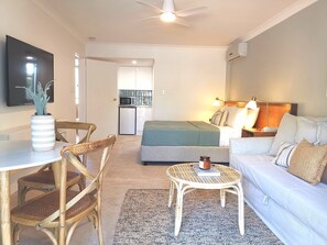 Mörkläggningsgardiner, strykjärn/strykbräda, gratis wi-fi och sängkläder