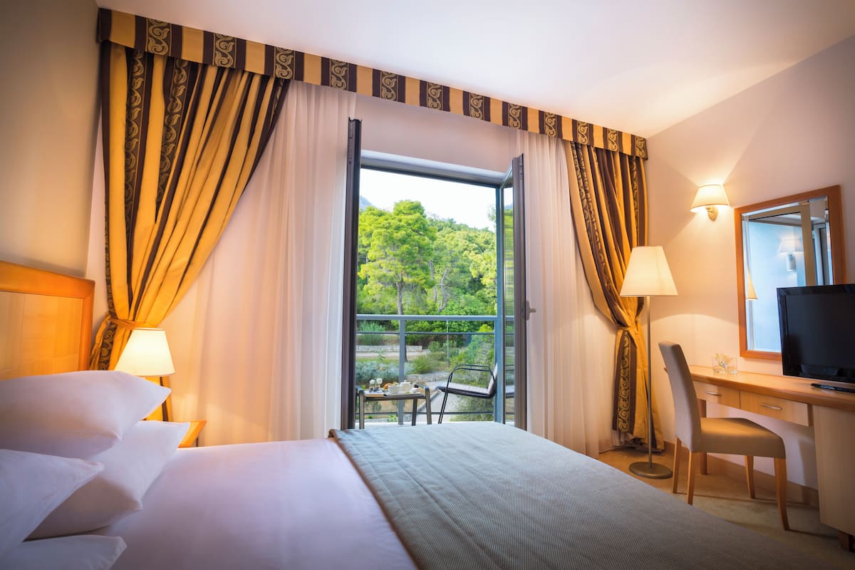 Superior double room with balcony | 迷你吧、客房內保險箱、書桌、遮光布/窗簾