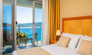 ميني بار وخزنة داخل الغرفة ومكتب وستائر تعتيم