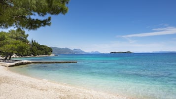 På stranden och parasoller