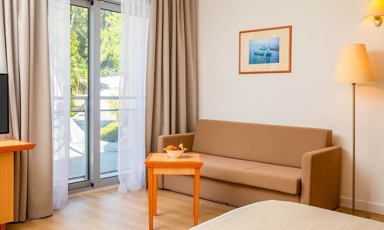 comfort junior suite | 1 bedroom, minibar, in-room safe, desk