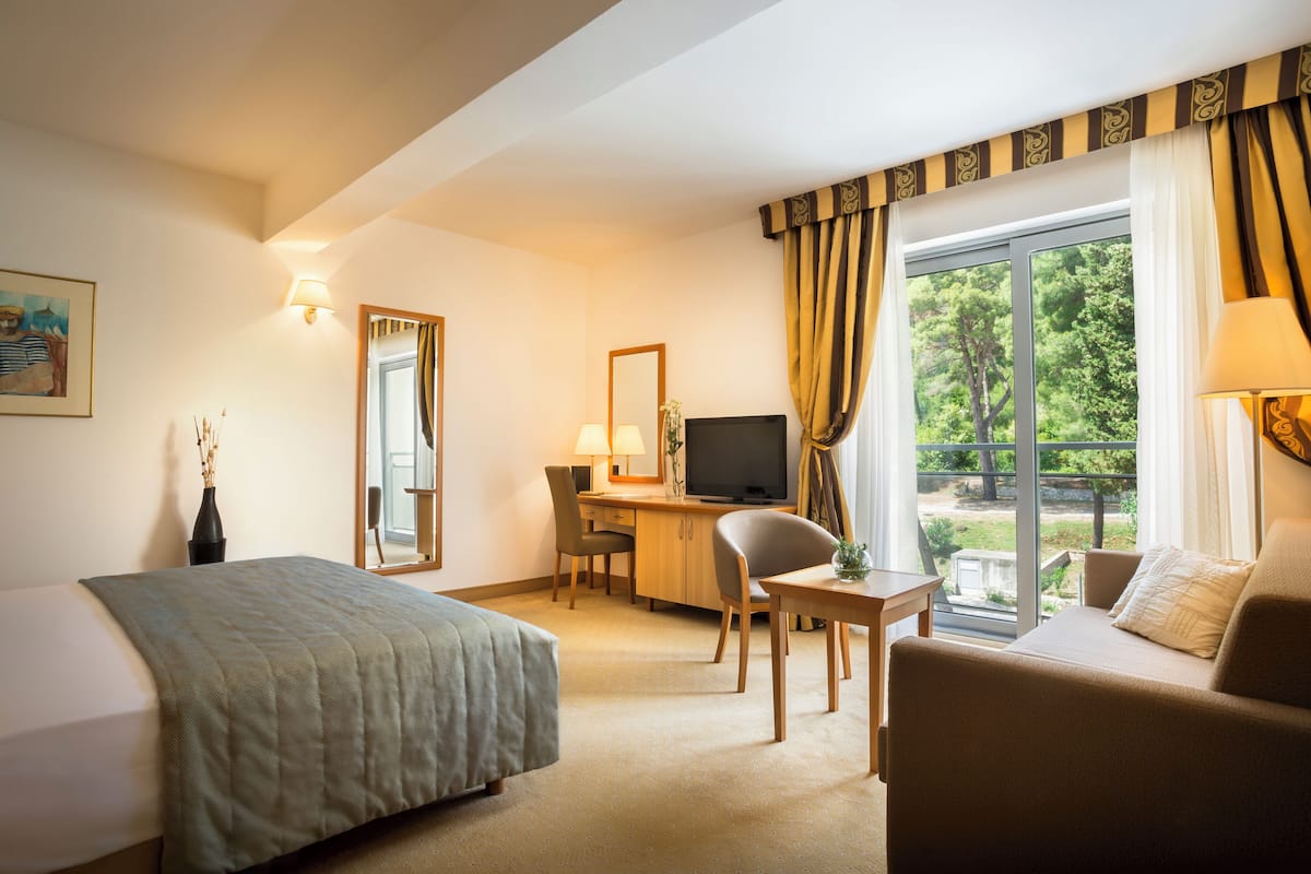 Comfort junior suite | 1 bedroom, minibar, in-room safe, desk