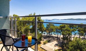 Family room with seaside balcony | 迷你吧、客房內保險箱、書桌、遮光布/窗簾
