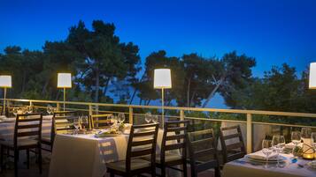 Lunch and dinner served, international cuisine