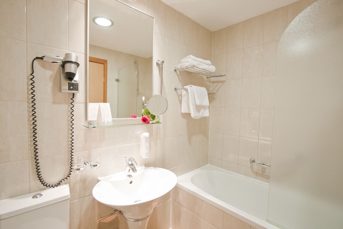 standard double room | 1 bedroom, minibar, in-room safe, desk