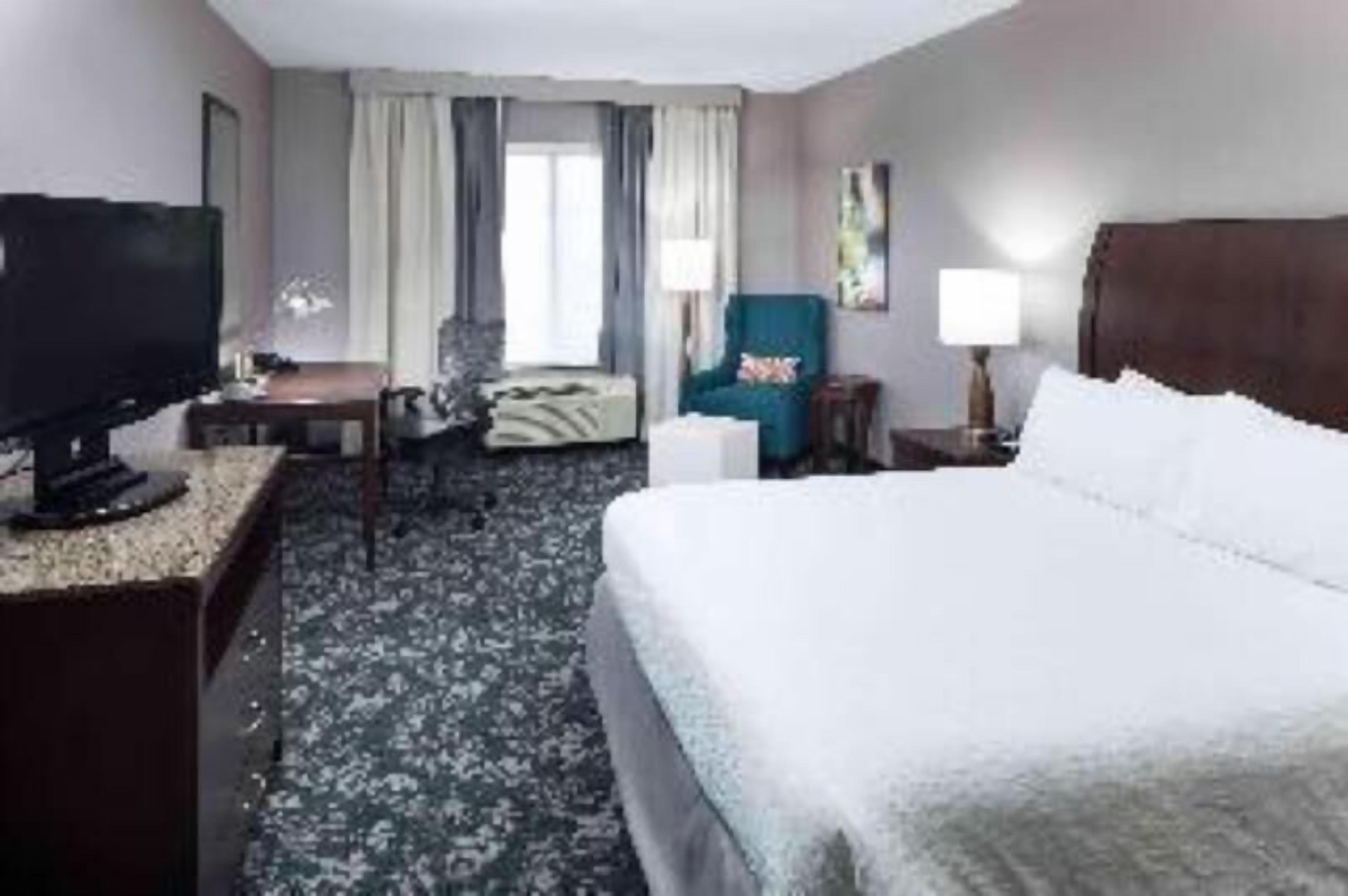 أغطية فراش متميزة ومكتب ومساحة عمل للكمبيوتر المحمول وستائر تعتيم