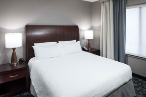 Premium bedding, desk, laptop workspace, blackout curtains - Hilton Garden Inn Detroit/Novi (Novi)