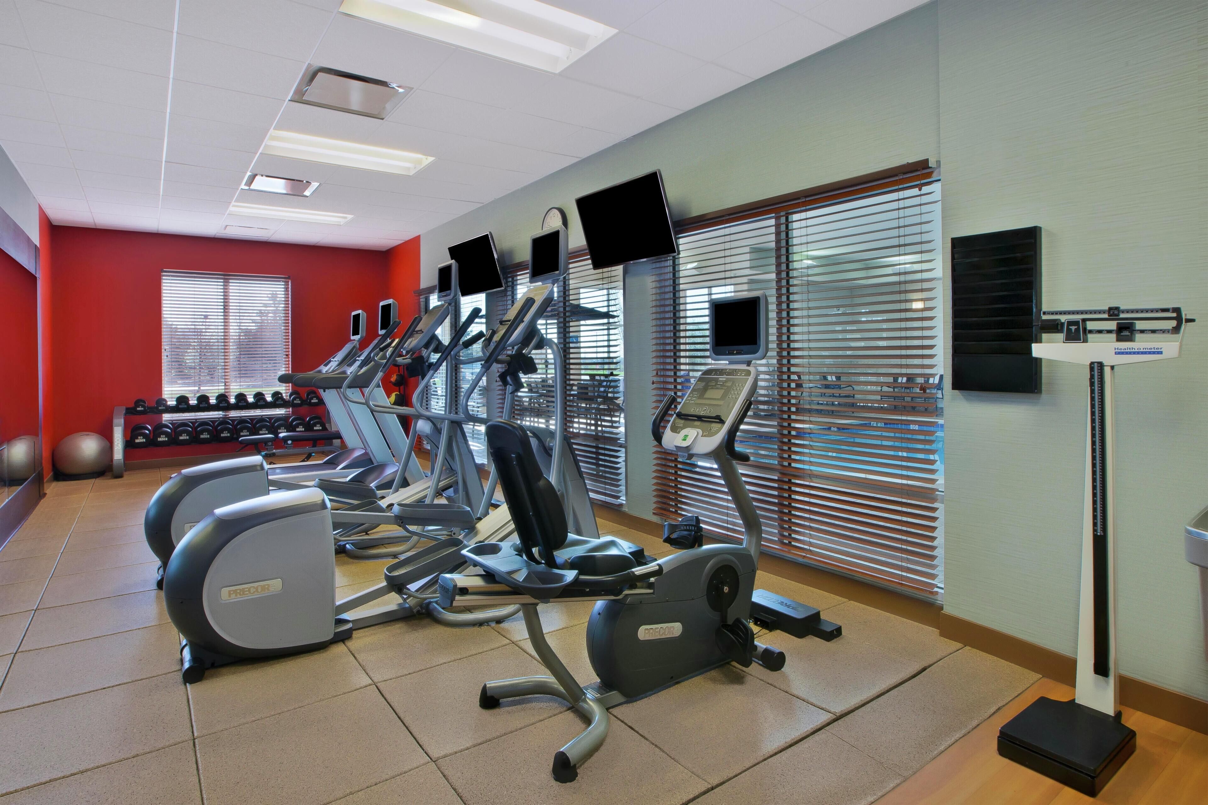 Ett gym med löpband, crosstrainers och fria vikter.