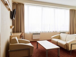 套房, 桑拿浴 | 办公桌、隔音、折叠床/加床（额外收费）、免费 WiFi