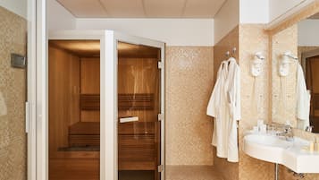 Suite, badstue | Bad | Dusj, dusjhode med hydromassaje, hårføner og håndklær