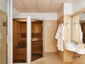 Suite, sauna | Badkamer | Een douche, een hydromassagedouche, een haardroger, handdoeken