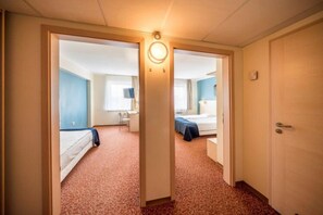 Triple Room | Desk, soundproofing, rollaway beds, free WiFi