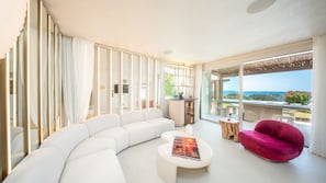 Cherry Suite with Private Pool- Entrance to Pacha Club Included | Aire de séjour | Téléviseur à écran plat