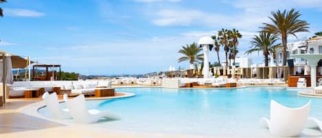 Outdoor pool, pool umbrellas, sun loungers