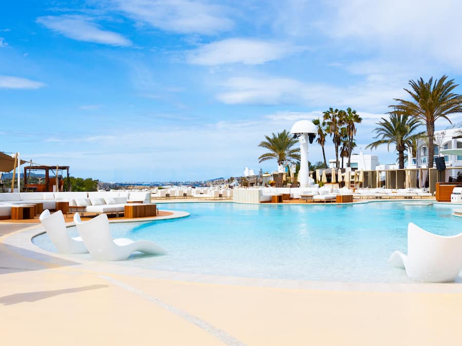 Piscina externa, guarda-sóis, espreguiçadeiras