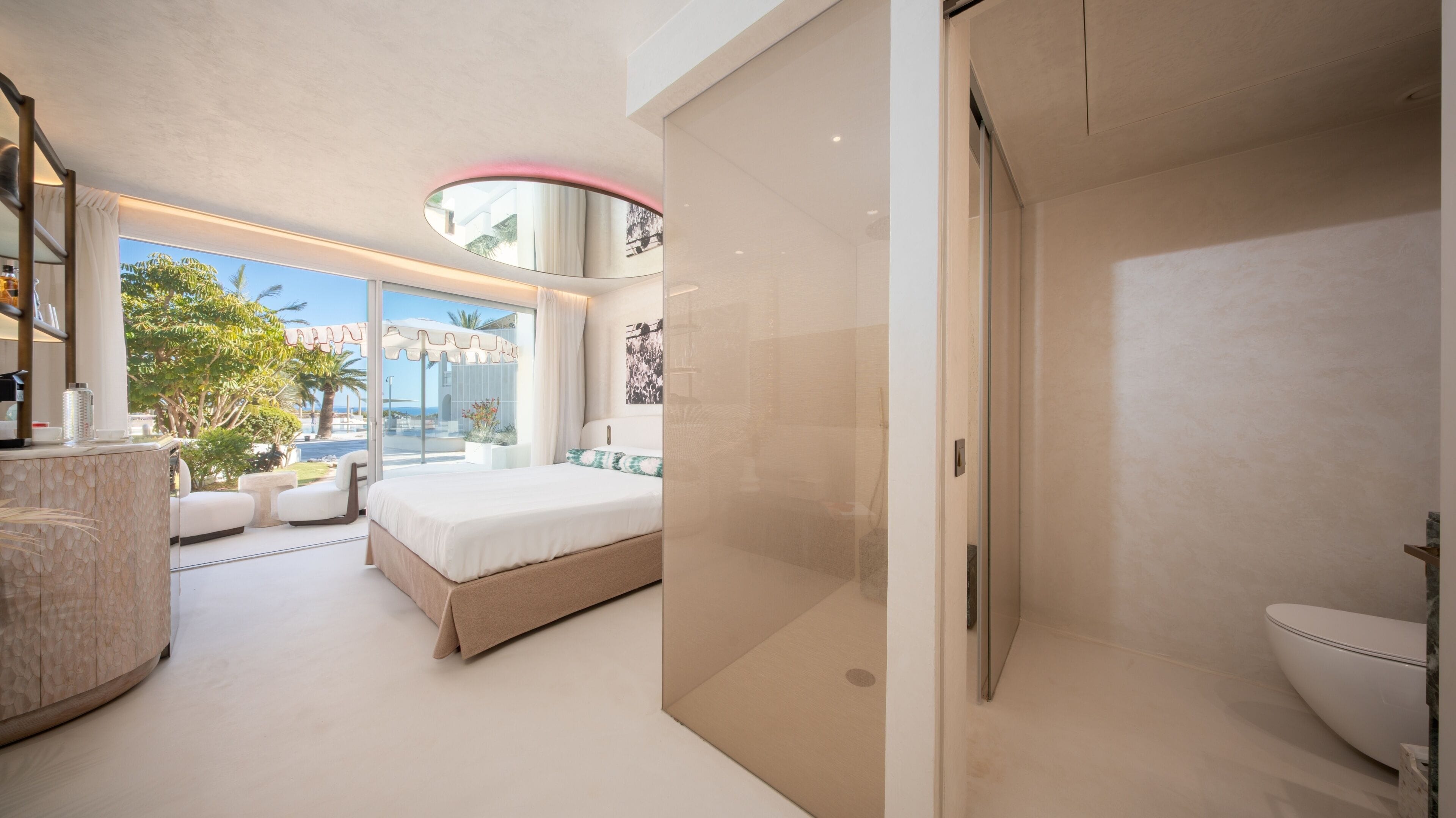 Luxe Room with Terrace- Entrance to Pacha Club Included | Ylelliset vuodevaatteet, minibaari, tallelokero huoneessa