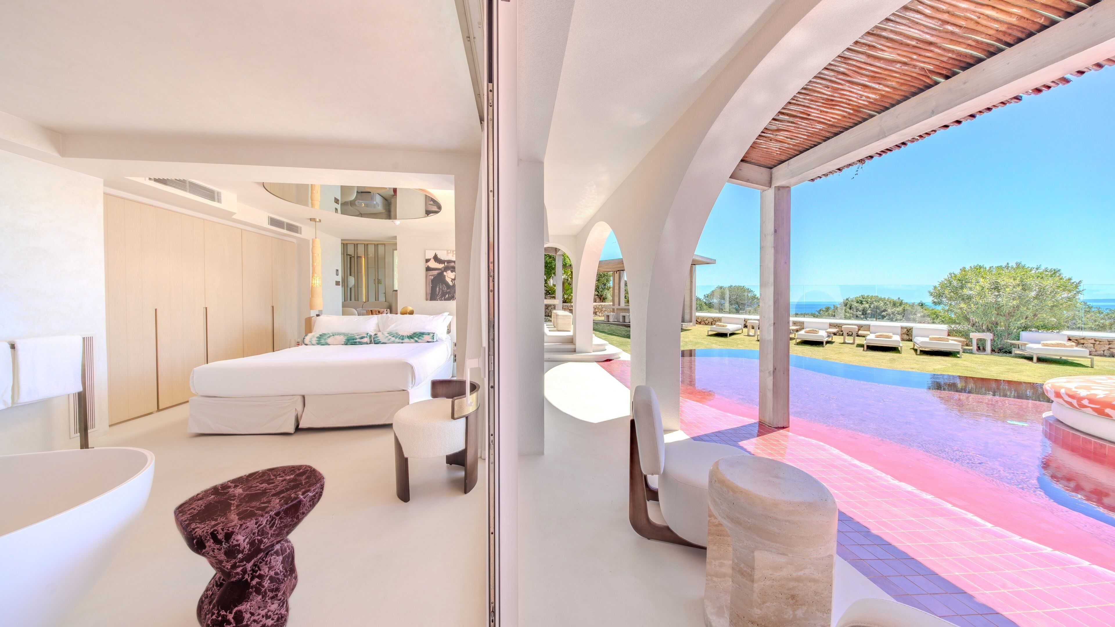 Cherry Suite with Private Pool- Entrance to Pacha Club Included | Sengetøy av topp kvalitet, minibar og safe på rommet