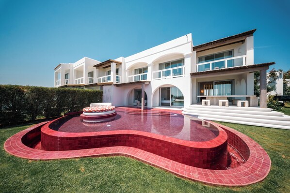 Ulkouima-allas, aurinkovarjoja, aurinkotuoleja