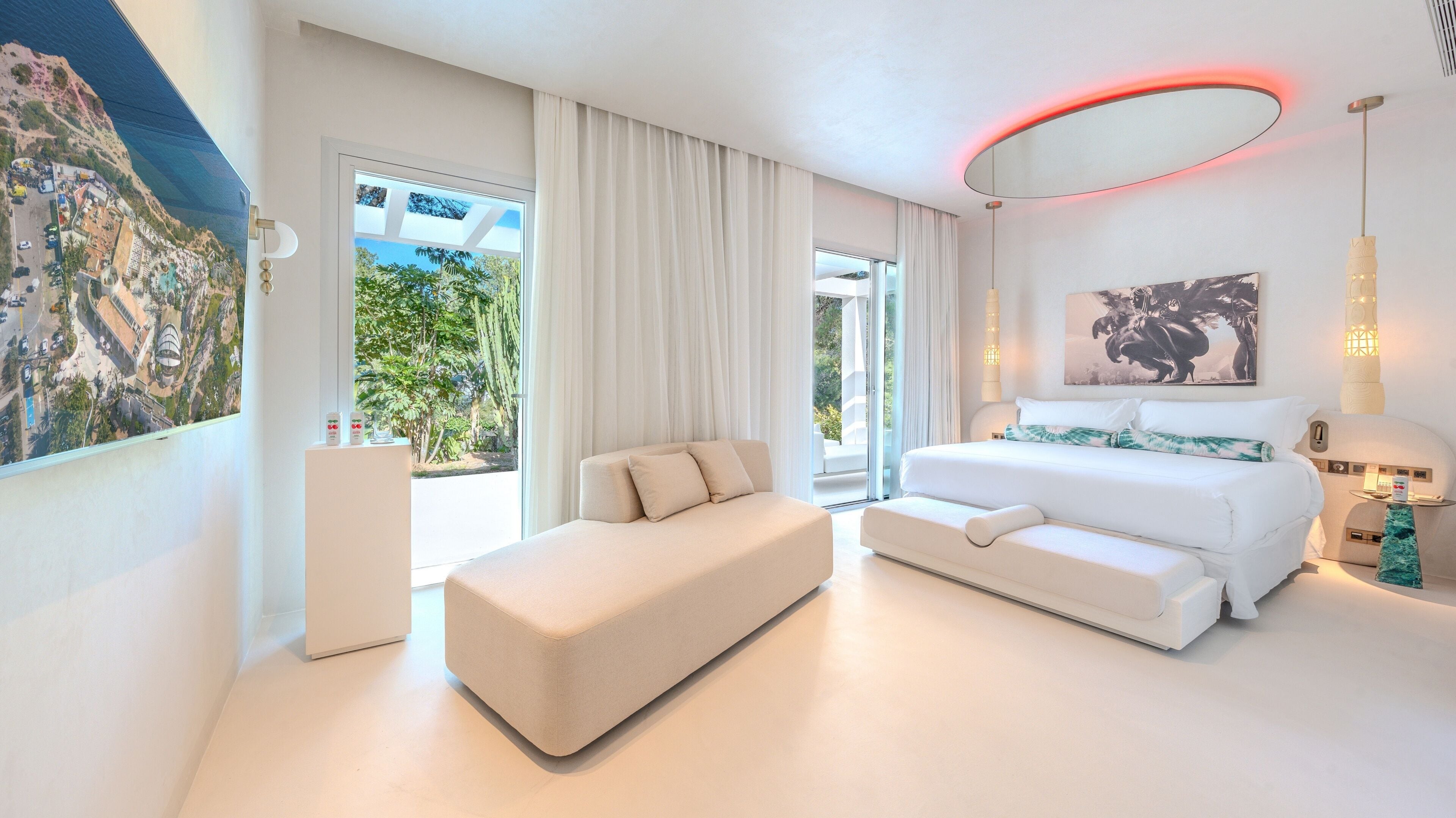 Two Bedroom Villa with Terrace- Entrance to Pacha Club Included | Ylelliset vuodevaatteet, minibaari, tallelokero huoneessa