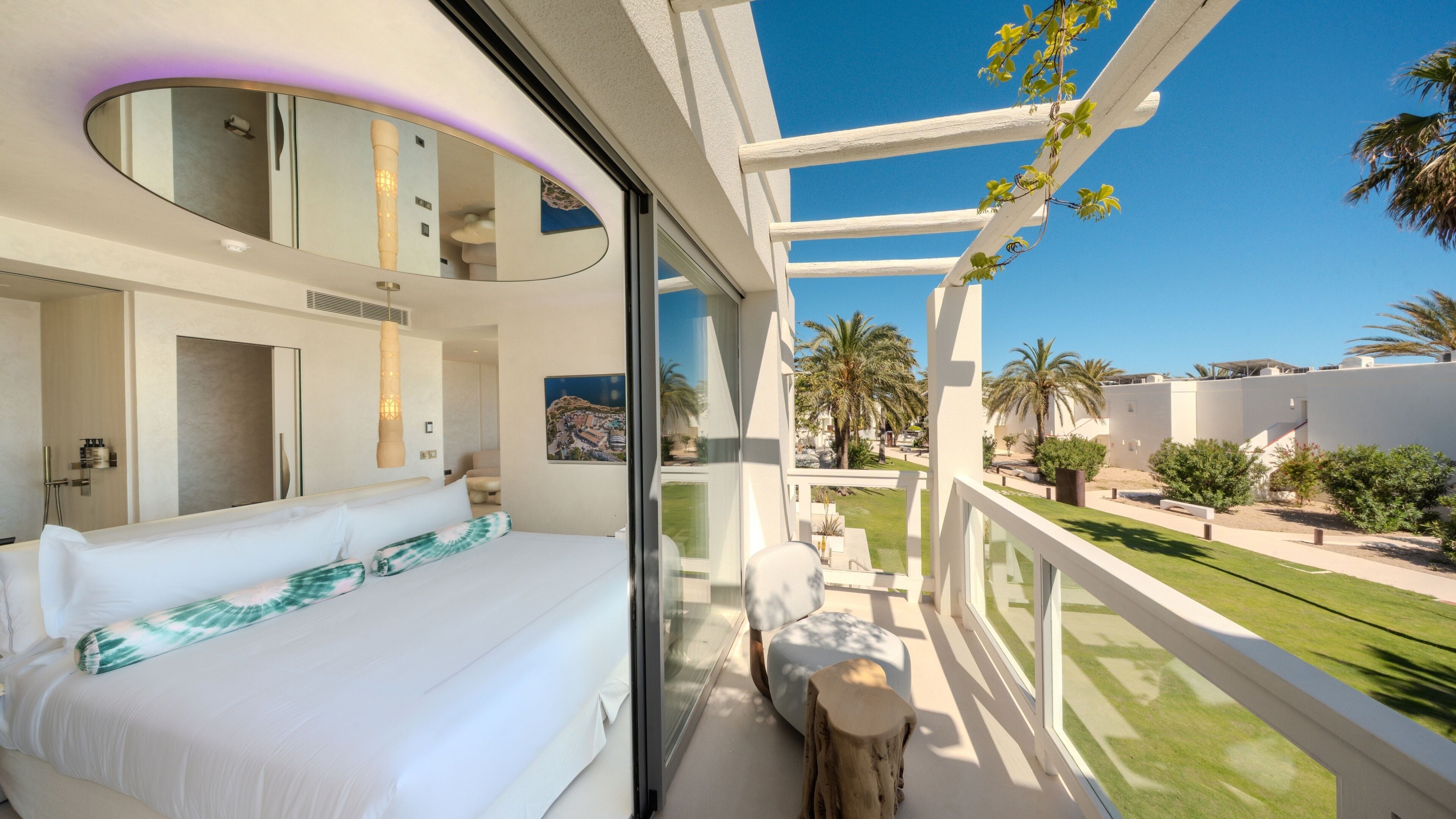 Junior Suite with Sea View- Entrance to Pacha Club Included | Ropa de cama de alta calidad y minibar 