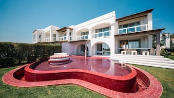 Cherry Suite with Private Pool- Entrance to Pacha Club Included | Luxe beddengoed, een minibar, een kluis op de kamer, geluiddichte muren