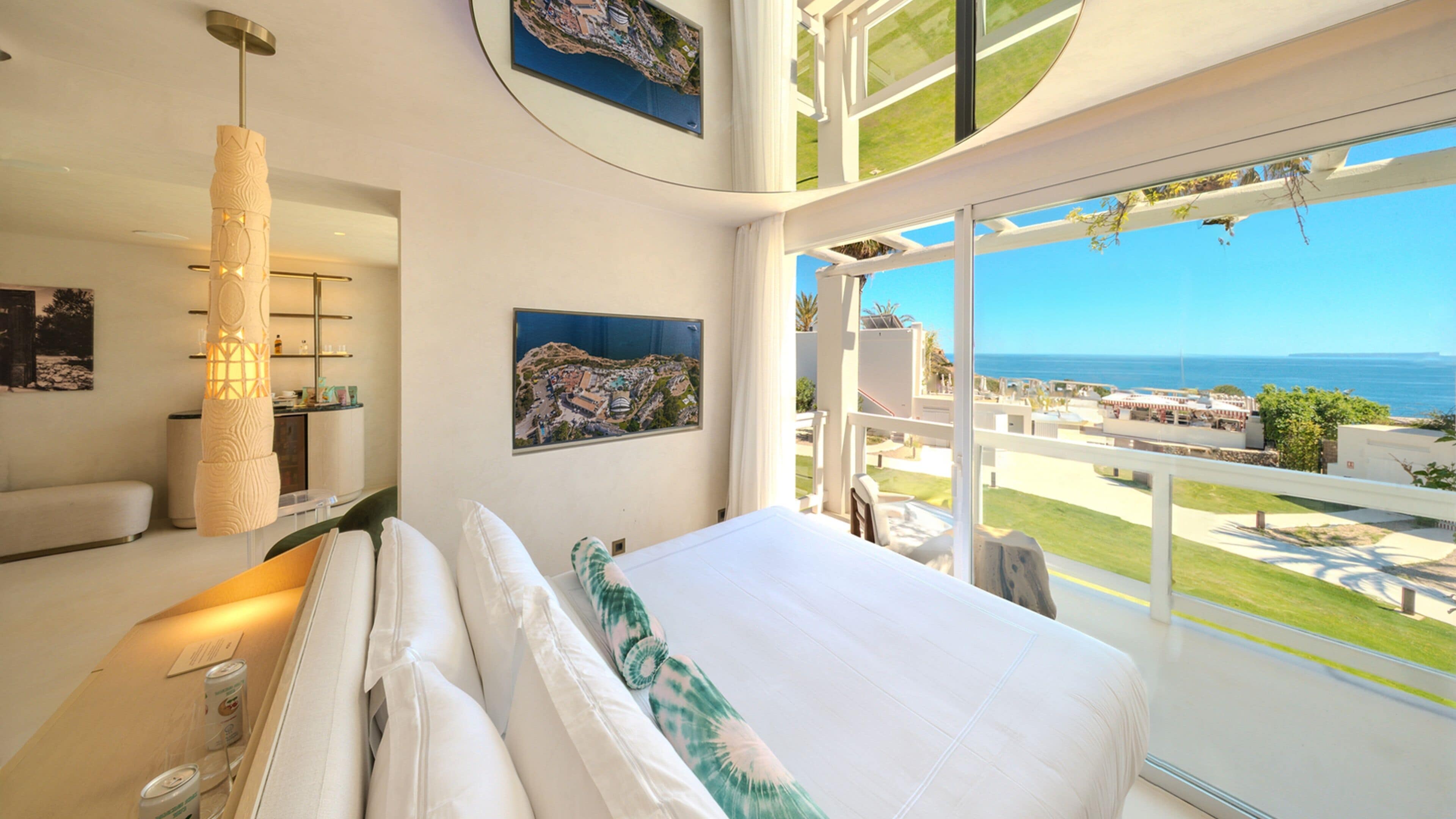 Junior Suite with Sea View- Entrance to Pacha Club Included | Ylelliset vuodevaatteet, minibaari, tallelokero huoneessa