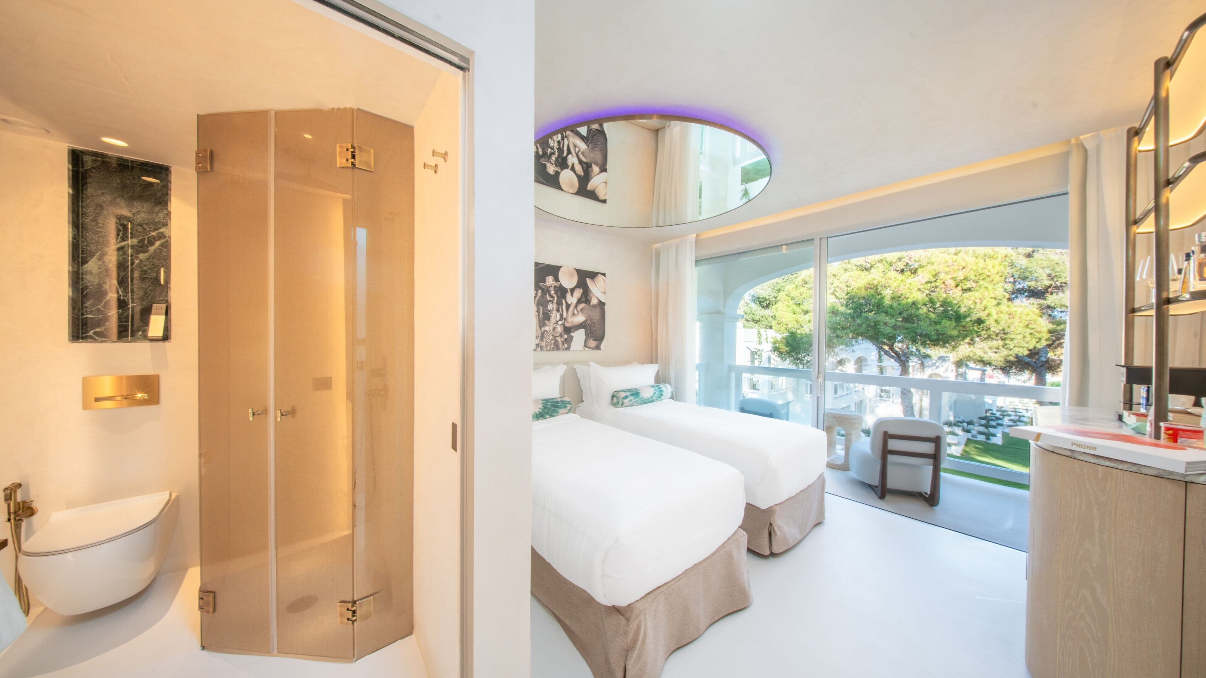 Superior Room with 2 Single Beds- Entrance to Pacha Club Included | Ylelliset vuodevaatteet, minibaari, tallelokero huoneessa