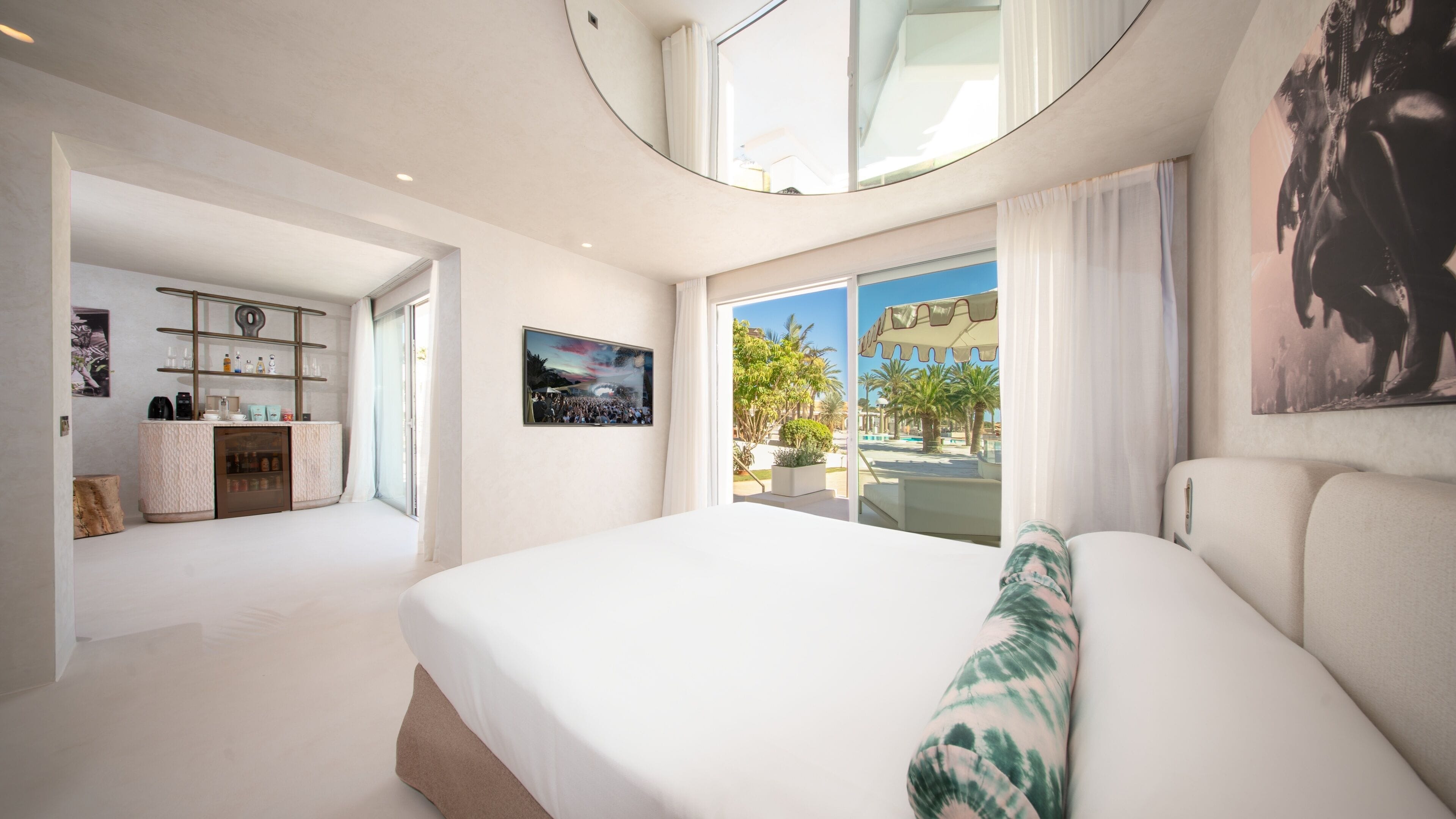 Junior Suite with Terrace- Entrance to Pacha Club Included | Ylelliset vuodevaatteet, minibaari, tallelokero huoneessa