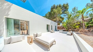 Two Bedroom Villa with Terrace- Entrance to Pacha Club Included | 露台